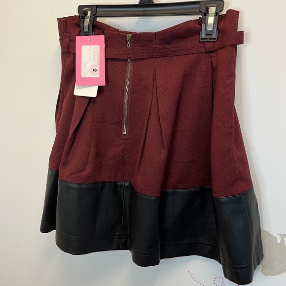 Very J Skirt with a Leather Trim that’s New with Tags. SM - Picture 8 of 9